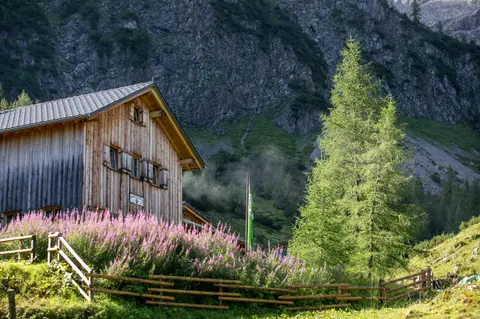 Sarotla-Hütte in Brand